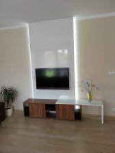 Designová TV stěna / bílá vysoký lesk / lamino ořech dijon / LED osvětlení